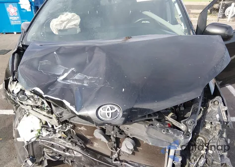 2015 Toyota Sienna Se Premium 8 Passenger z USA, uszkodzony, nr VIN 5TDXK3DC1FS593873